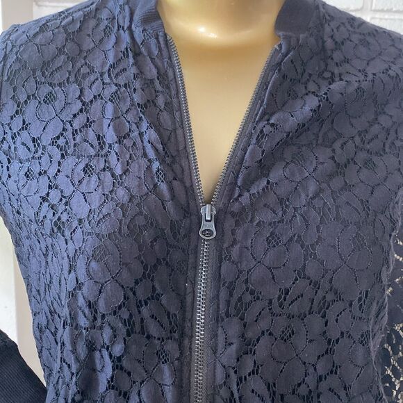 G by Guess blk fitted lace bomber style jacket/top. Sheer sleeves. Zip front - Picture 5 of 10